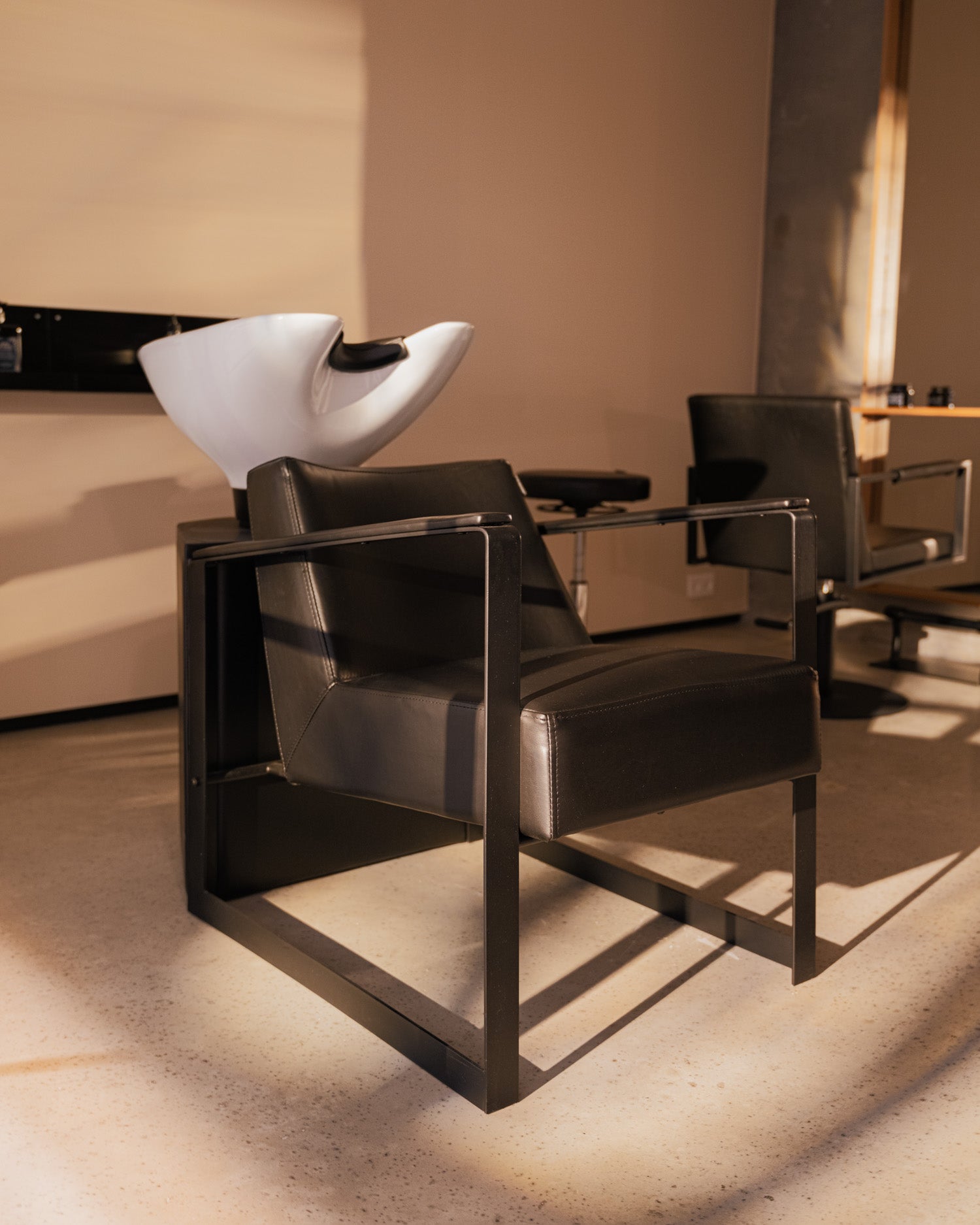 Lambert - Black washing unit - White basin